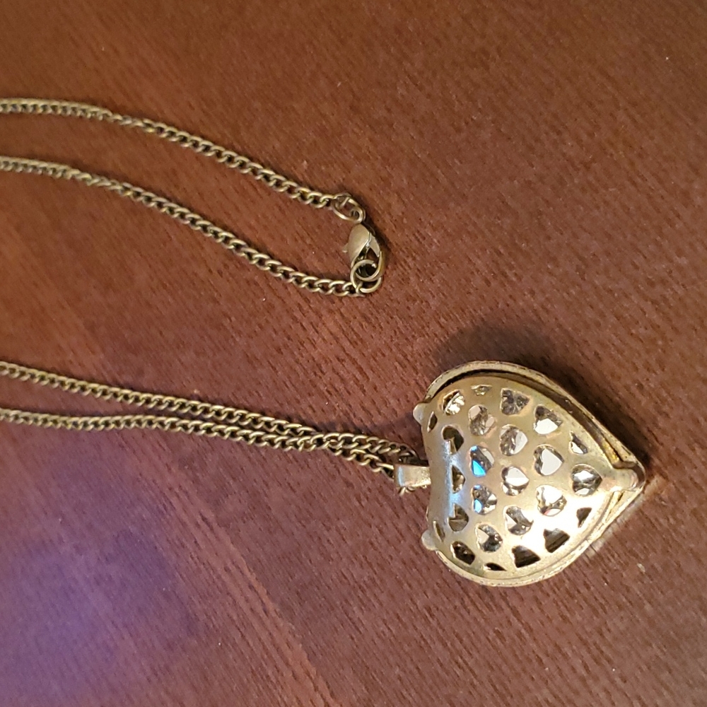 Winged heart necklace - Picture 3 of 3